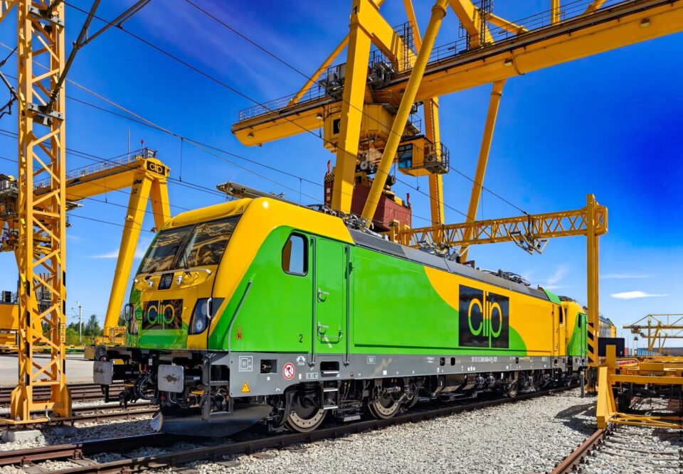 Na poprzemysłowych terenach dawnej kopalni Makoszowy wybudowano jeden z najnowocześniejszych węzłów logistycznych w regionie. Oficjalne otwarcie South Poland Terminal Zabrze zaplanowano na 24 września 2026 roku. Strategiczne przedsięwzięcie CLIP Group, dofinansowane milionami z KPO, ma napędzić transport intermodalny na trasie UE – Ukraina. Mieszkańcy sąsiednich dzielnic z niepokojem pytają jednak o to, jak z natężeniem ruchu ciężarówek poradzi sobie lokalny układ drogowy.