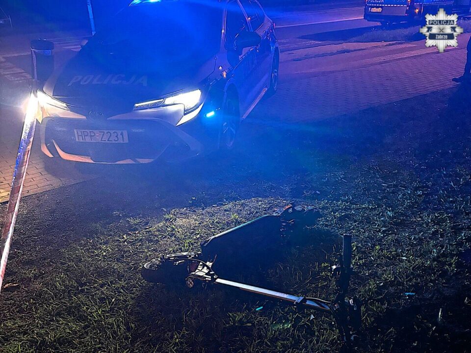 Nietypowy i niebezpieczny przebieg miała piątkowa kontrola drogowa w rejonie ronda Górnika Zabrze. 18-letni nastolatek na hulajnodze elektrycznej zignorował polecenia policjantów i rzucił się do ucieczki ulicami miasta. Finał pościgu nastąpił na ulicy Damrota, gdzie kierujący jednośladem uderzył w policyjny radiowóz. Ranny nastolatek trafił do szpitala.