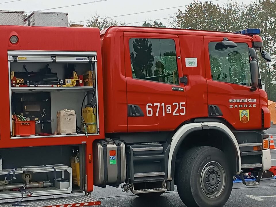 Dramatyczne chwile rozegrały się we wtorkowe popołudnie w zabrzańskiej dzielnicy Helenka. W jednym z mieszkań doszło do groźnego pożaru, z którego strażacy ewakuowali nieprzytomną lokatorkę. Kobieta poruszająca się na wózku inwalidzkim została natychmiast przekazana pod opiekę zespołu ratownictwa medycznego.