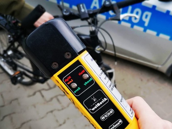 Aż 2,5 tysiąca złotych mandatu – tyle za bezmyślność na dwóch kółkach zapłacili cykliści i prowadzący hulajnogi, których w niedzielę zatrzymała zabrzańska drogówka. Policjanci z Komendy Miejskiej Policji w Zabrzu wyeliminowali z ruchu w sumie trzech nietrzeźwych kierujących.