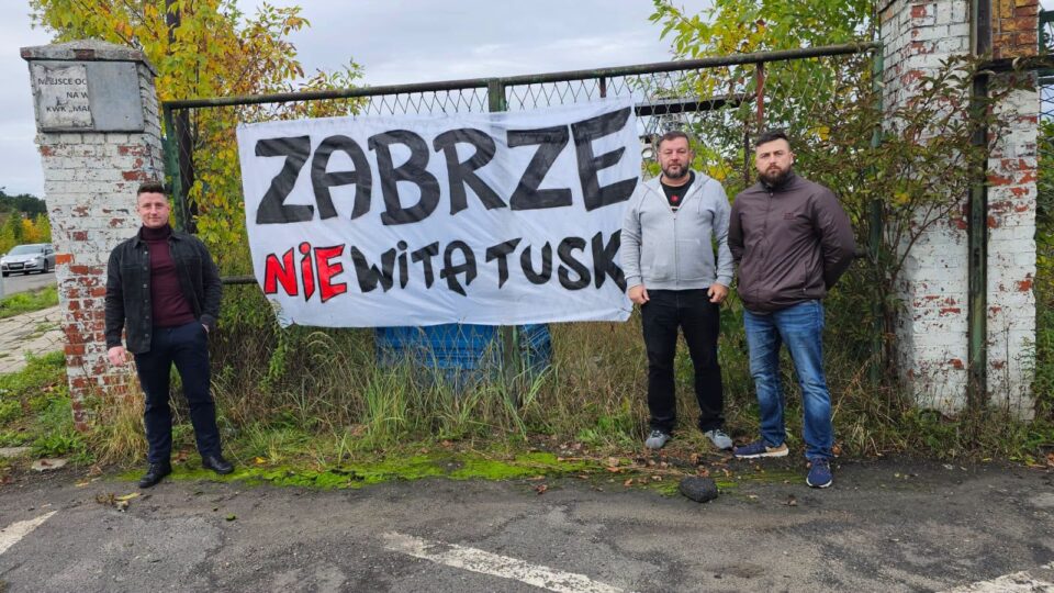 Uroczystość otwarcia South Poland Terminal Zabrze w Makoszowach zyskała niespodziewany akcent polityczny. W rejonie nowo powstałego obiektu pojawił się transparent uderzający w szefa rządu. Akcja miała związek z krążącymi doniesieniami o rzekomej wizycie premier Donalda Tuska w Zabrzu.