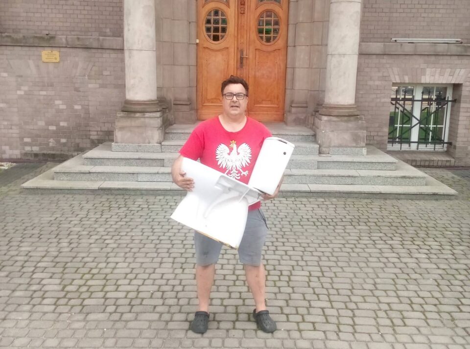 Są w życiu każdego miasta chwile, kiedy zwykłe transparenty i petycje po prostu nie wystarczają. Pokazał to zabrzański aktywista - Artur Grala, który postanowił wyrazić swoje niezadowolenie z lokalnej polityki w sposób absolutnie bezprecedensowy. W krótkich spodenkach, niczym ostatni sprawiedliwy w mieście, zasiadł na muszli klozetowej tuż pod zabrzańskim Ratuszem.