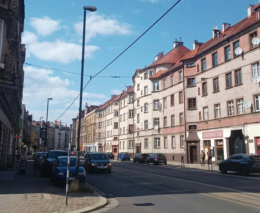 Mieszkańców zabrzańskich lokali komunalnych czekają wyższe opłaty. Od 1 stycznia 2027 roku stawka bazowa za metr kwadratowy wzrośnie z 8,20 zł do 8,90 zł. Podjęte w lipcu zarządzenie prezydenta Zabrza stało się zarzewiem gorącej dyskusji na ostatniej sesji Rady Miasta, gdzie o realizację obietnic wyborczych dopytywała radna Łucja Chrzęstek-Bar.
