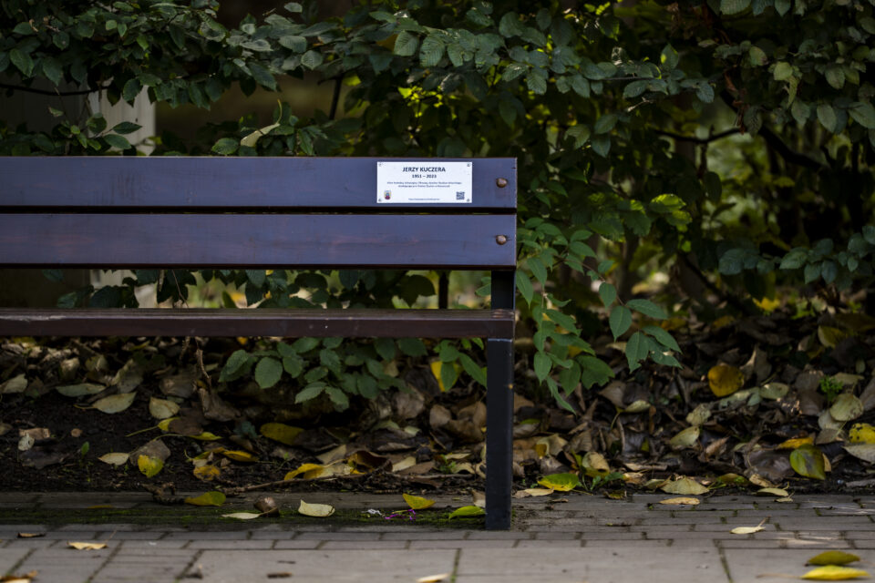 Zabrzański Park Miejski zyskał nowy, unikalny wymiar kulturowy i społeczny. Na oparciach ponad dwudziestu parkowych ławek pojawiły się pamiątkowe tabliczki poświęcone postaciom, które w znaczący sposób wpisały się w historię oraz rozwój miasta. Mieszkańcy mogą teraz poznawać dzieje lokalnych bohaterów w trakcie codziennych spacerów.