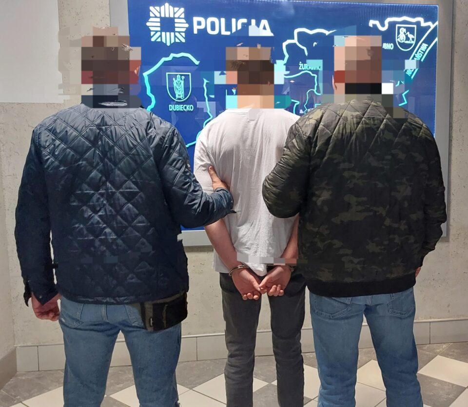 Wspólna akcja policjantów z Przemyśla, Rzeszowa oraz Zabrza doprowadziła do ujęcia 17-letniego oszusta. Młody mieszkaniec województwa śląskiego wyłudził blisko 50 tysięcy złotych od 86-letniej kobiety, po czym wsiadł do pociągu jadącego na Górny Śląsk. Został zatrzymany natychmiast po wyjściu z pociągu na stacji w Zabrzu, a cała gotówka wróciła do właścicielki.