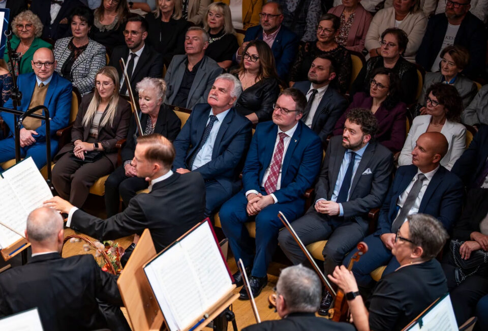 Tegoroczne obchody 104. rocznicy nadania Zabrzu praw miejskich przebiegły w cieniu narastającego konfliktu w Urzędzie Miejskim. Do głosu dochodzą doniesienia o planowanej zmianie na stanowisku pierwszej zastępczyni prezydenta oraz kuluarowych ustaleniach dotyczących jej następcy. Głos w sprawie zabrał były wiceprezydent Zabrza, Krzysztof Lewandowski, który w mocnych słowach przestrzega przed takim scenariuszem.