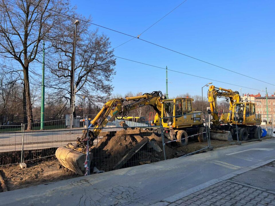 Wykonywanie prac drogowych na zabrzańskich ulicach wchodzi w finałową fazę. Miejski Zarząd Dróg w Zabrzu prowadzi roboty związane z wymianą nawierzchni jezdni w kilku kluczowych punktach miasta. Sprawdź, gdzie dziś należy zachować szczególną ostrożność.
