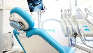 Proteza na implantach (Overdenture) — co to jest i komu daje realną poprawę