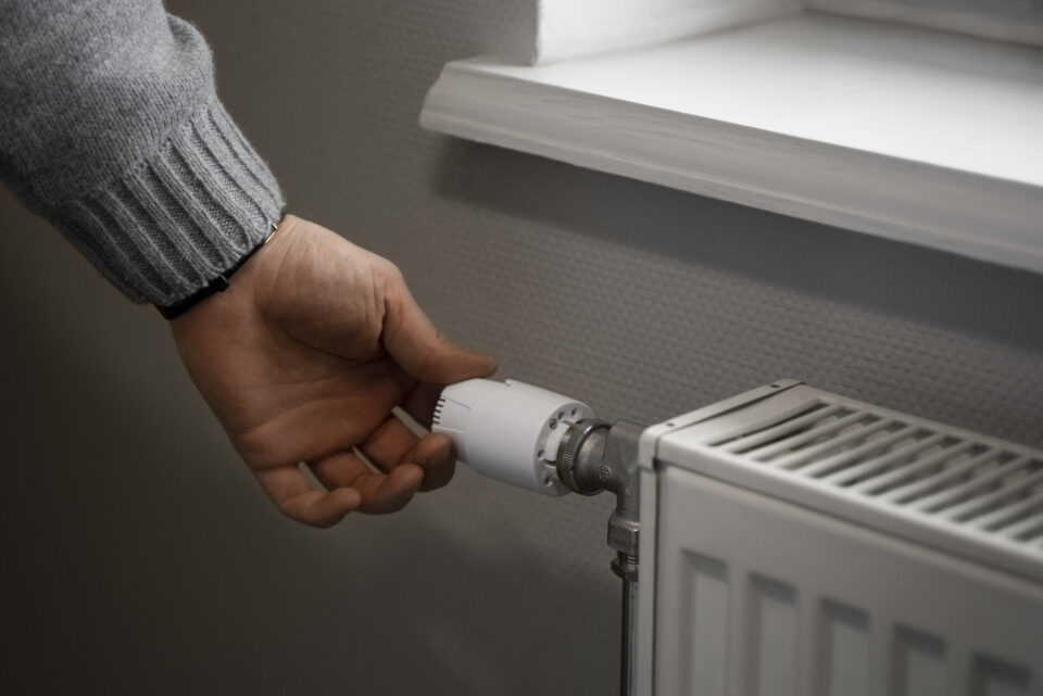 Dobry finał nocnej awarii w centrum miasta. Służby techniczne Zabrzańskiego Przedsiębiorstwa Energetyki Cieplnej zakończyły naprawę uszkodzonej magistrali ciepłowniczej przy ulicy Śląskiej. System osiągnął już pełne parametry techniczne, a ciepła woda i ogrzewanie sukcesywnie wracają do kaloryferów w kolejnych dzielnicach Zabrza.