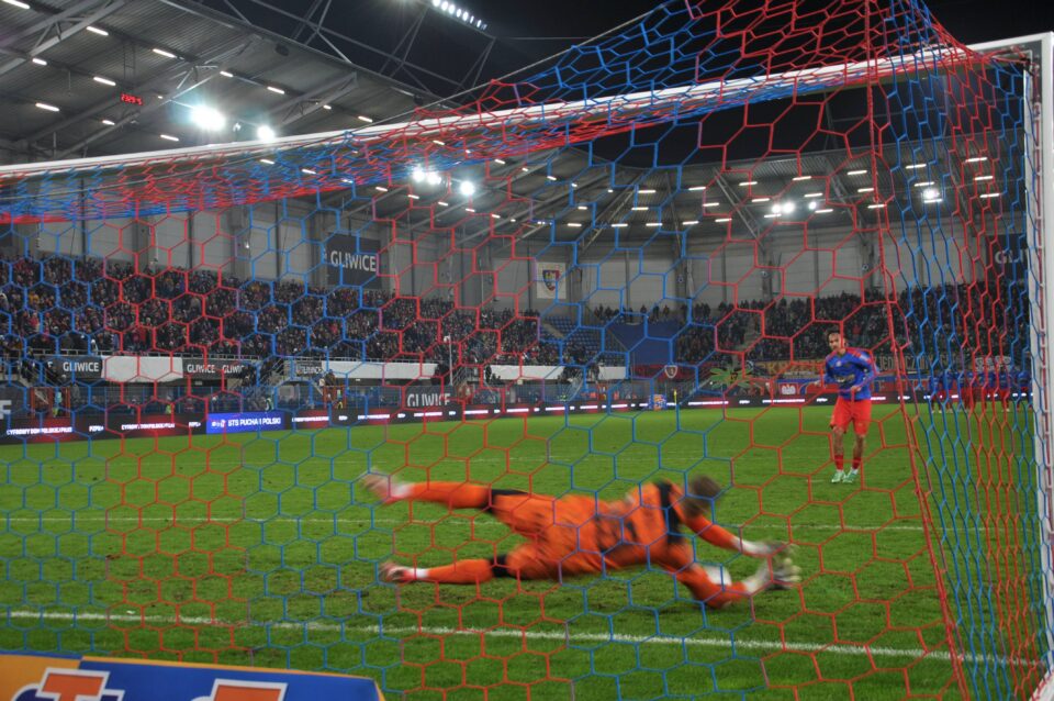 Wielkie emocje i nerwy ze stali w Gliwicach! Górnik Zabrze wywalczył awans do 1/8 finału STS Pucharu Polski, pokonując na wyjeździe Piasta Gliwice po emocjonującej serii rzutów karnych. Bezsprzecznym bohaterem Trójkolorowych został golkiper Tomasz Loska, który kapitalnymi interwencjami zapewnił Zabrzanom zwycięstwo przy ul. Okrzei. Zobacz galerię zdjęć z wczorajszego pucharowego starcia, przygotowaną przez fotoreportera Zabrze24.info, Marka Skórzaka!