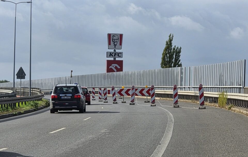 Kierowcy podróżujący Drogową Trasą Średnicową muszą uzbroić się w cierpliwość. Miejski Zarząd Dróg w Zabrzu poinformował o pilnym wprowadzeniu tymczasowej organizacji ruchu na wiadukcie nad rondem Sybiraków. Powodem utrudnień jest uszkodzenie dylatacji jezdni w kierunku Gliwic.