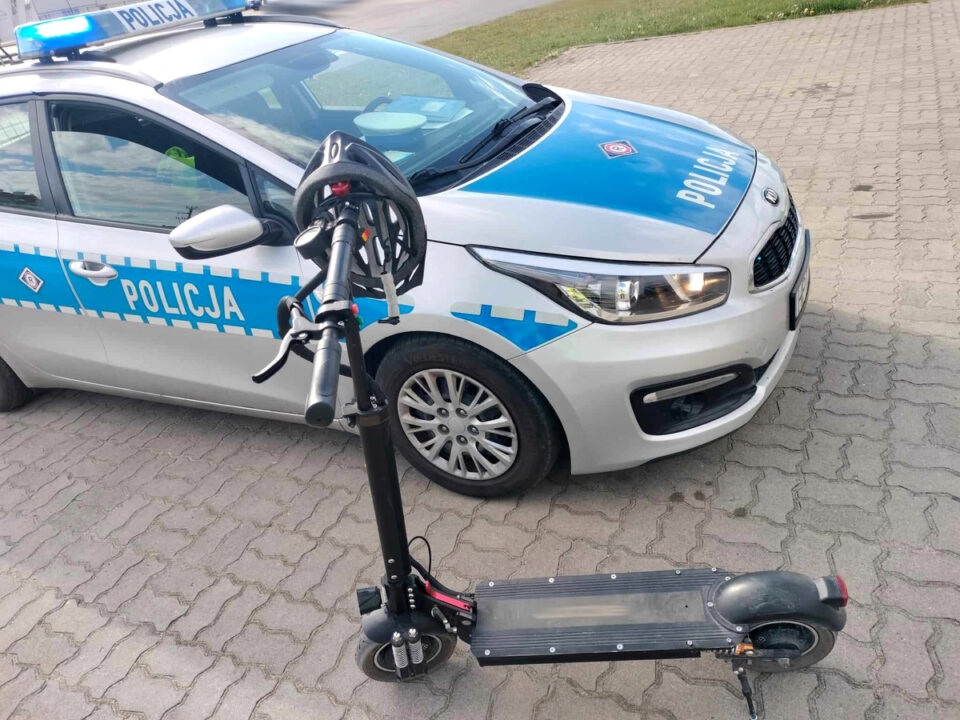 Pijana 18-letnia mieszkanka Gliwic przewróciła się podczas jazdy elektryczną hulajnogą po zabrzańskim chodniku. Wezwani na miejsce zabrzańscy policjanci przebadali nastolatkę alkomatem – badanie wykazało blisko 2 promile alkoholu w organizmie. Młodej kobiecie grożą teraz wysokie kary finansowe.