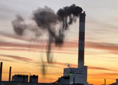 W niedzielny wieczór nad Zabrzem pojawił się gęsty, czarny dym, który zaniepokoił wielu mieszkańców miasta. Jak poinformowała Elektrociepłownia Fortum, przyczyną zdarzenia była krótkotrwała awaria w układzie oczyszczania spalin. Przedstawiciele spółki uspokajają jednak, że normy środowiskowe nie zostały przekroczone, a dostawy ciepła do miejskiej sieci przebiegały bez zakłóceń.