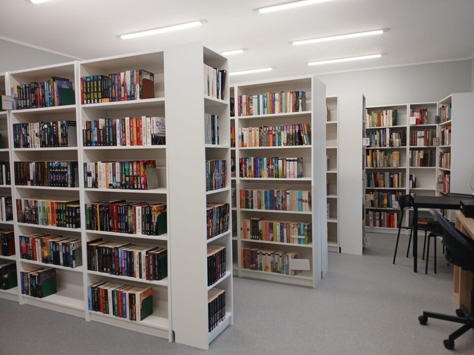 Odnawianie i modernizacja infrastruktury kulturalnej w dzielnicach przynosi konkretne efekty. Po kompleksowym remoncie Filia nr 18 Miejskiej Biblioteki Publicznej w Zabrzu ponownie otwarła swoje drzwi dla czytelników. Placówka na osiedlu Młodego Górnika zyskała nie tylko nowoczesny wygląd, ale przede wszystkim stała się bardziej funkcjonalnym centrum integracji dla lokalnej społeczności.