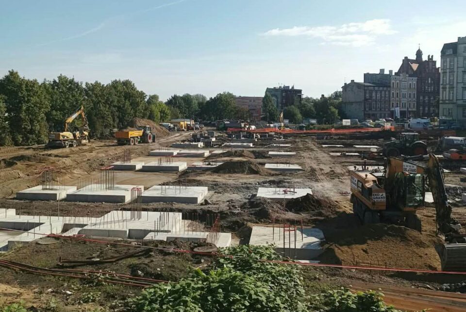 Wspólne patrole funkcjonariuszy Straży Ochrony Kolei oraz zabrzańskiej policji przynoszą kolejne efekty. W ręce mundurowych wpadł 35 letni Zabrzanin, który z terenu budowy w pobliżu obszaru kolejowego skradł miedziane kable. Dzięki błyskawicznej akcji skradzione mienie udało się w całości odzyskać.