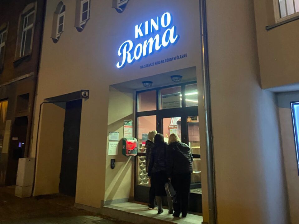 Nocny komentarz prezydenta Zabrza pod artykułem portalu Zabrze24.info wywołał prawdziwą lawinę! Kamil Żbikowski zarzucił odchodzącemu kierownikowi Kina Roma mijanie się z prawdą i przekonywał, że rekomendował przedłużenie jego umowy. Sebastian Dziębowski opublikował właśnie emocjonalne, ponad 11-minutowe nagranie, w którym odrzuca oskarżenia o manipulację, zarzuca włodarzowi miasta oraz dyrektorowi MOK kłamstwo i ujawnia kulisy kuriozalnego spotkania w Ratuszu.