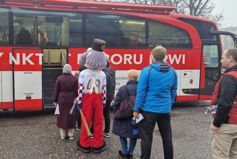 Już w najbliższy czwartek, 8 października, w samym centrum Zabrza odbędzie się plenerowa akcja honorowego krwiodawstwa. W godzinach od 9:00 do 13:00 na Placu Wolności zaparkuje mobilny krwiobus, w którym mieszkańcy będą mogli podzielić się tym bezcennym lekiem. Organizatorami wydarzenia są Stowarzyszenie Legion HDK Trójkolorowi oraz Regionalne Centrum Krwiodawstwa i Krwiolecznictwa w Katowicach.