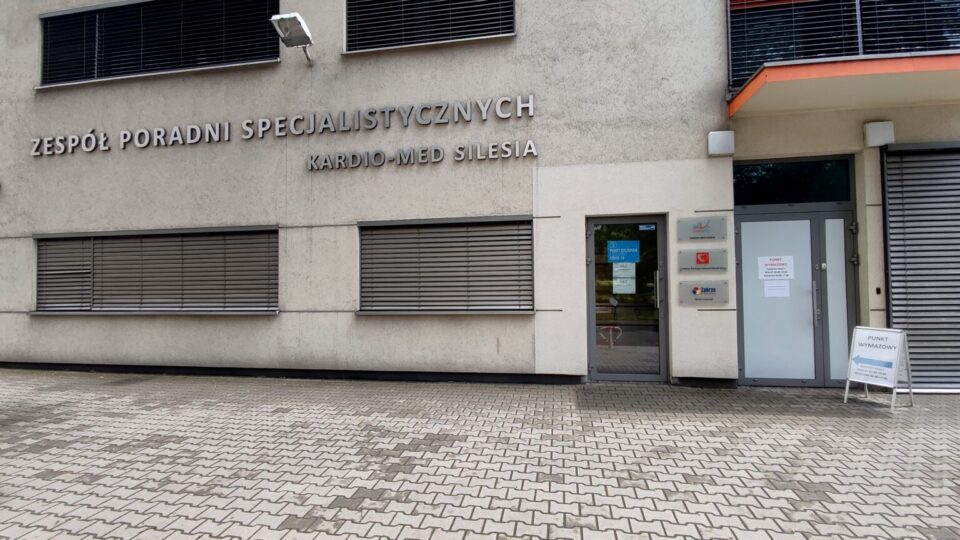 Kolejne problemy wizerunkowe i kadrowe zabrzańskiego samorządu. Jak donosi „Gazeta Wyborcza”, wieloletni dyrektor Górnośląskiego Centrum Rehabilitacji „Repty”, a obecnie prezes zabrzańskiej spółki Kardio-Med Silesia – Norbert K., usłyszał zarzuty prokuratorskie. Sprawa wywołała ogromne poruszenie w lokalnych mediach społecznościowych, a lokalni politycy i aktywiści pytają prezydenta Kamila Żbikowskiego o kulisy tej nominacji.
