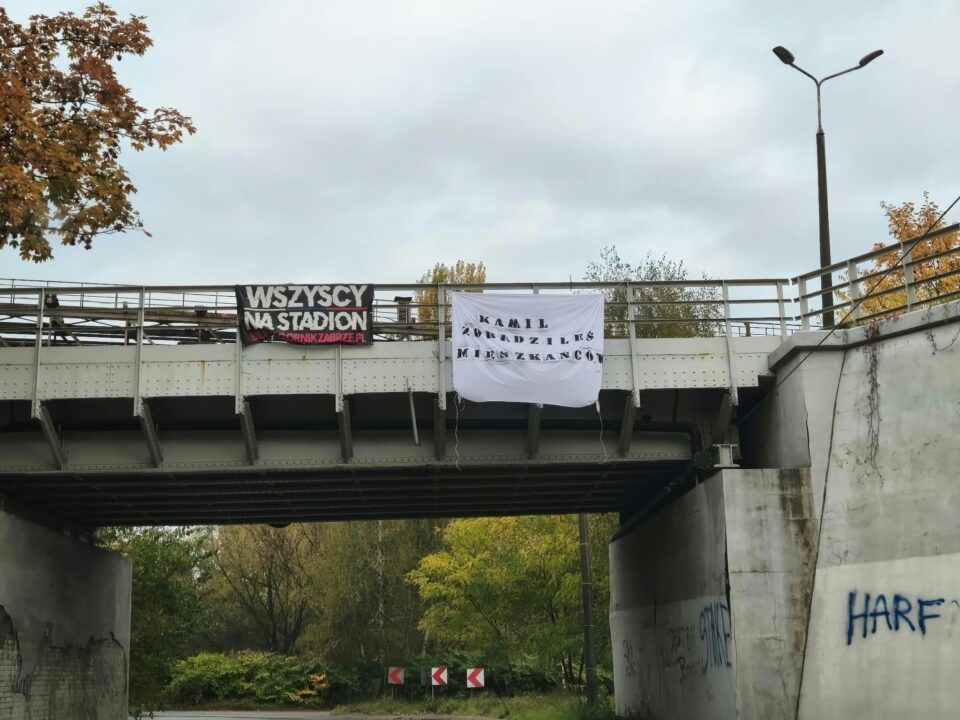 Czy wielkimi krokami zbliża się polityczny wstrząs w zabrzańskim samorządzie? W miniony weekend na wiaduktach i płotach w Zabrzu pojawiły się wymowne transparenty z hasłami wymierzonymi w prezydenta Zabrza, m.in. o treści: „Kamil zdradziłeś mieszkańców”. Równolegle na ulicach wywieszono plakaty Żbikowskiego jako członka Koalicji Obywatelskiej. Sprawa wywołała natychmiastową reakcję samego zainteresowanego, odcięcie się lokalnych struktur KO oraz falę spekulacji: czy to początek przygotowań do kolejnego referendum odwoławczego w naszym mieście?