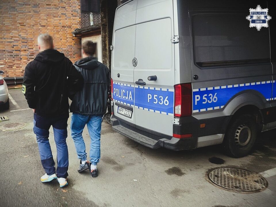 Wyjątkową bezmyślnością wykazał się 35-letni mieszkaniec Rudy Śląskiej, który za cel swojego wandalizmu obrał... parking Komendy Miejskiej Policji w Zabrzu. Mężczyzna rzucał butelkami i szklanymi przedmiotami przez ogrodzenie, uszkadzając jeden z zaparkowanych tam pojazdów. Dzięki pracy operacyjnej zabrzańskich śledczych sprawca został wpadł w ręce mundurowych i usłyszał już zarzuty.