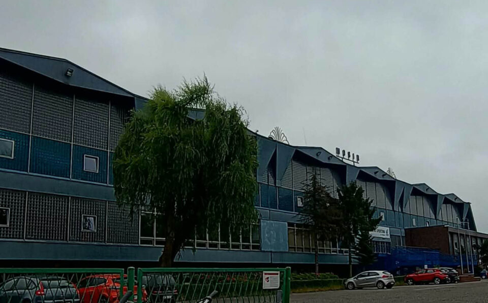 Brak ochrony przez pierwsze 17 dni, spanie na służbie i brak jakiejkolwiek reakcji na wtargnięcia na teren miejskich obiektów – to tylko część zarzutów, które doprowadziły do przedterminowego rozwiązania umowy między MOSiR Zabrze a zewnętrzną firmą ochroniarską. Sprawa trafiła na forum Rady Miasta, a wokół kulisów kontraktu i nowego systemu zabezpieczeń wciąż pozostaje wiele niewyjaśnionych pytań.