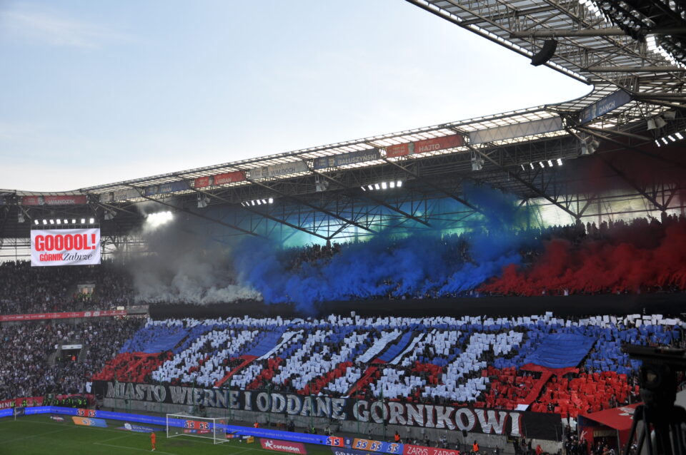 Aż 27 659 kibiców poniosło żywiołowym dopingiem piłkarzy na Arenie Zabrze! Niedzielny klasyk Śląska przy ul. Roosevelta zakończył się podziałem punktów – Górnik Zabrze zremisował z Piastem Gliwice 1:1. Prawdziwy rollercoaster emocji przyniósł już sam początek spotkania, bo obie bramki padły błyskawicznie, w pierwszych 9 minutach gry. Zobacz obszerną galerię zdjęć z trybun oraz zaciętej walki na murawie, przygotowaną przez fotoreportera Zabrze24.info, Marka Skórzaka!