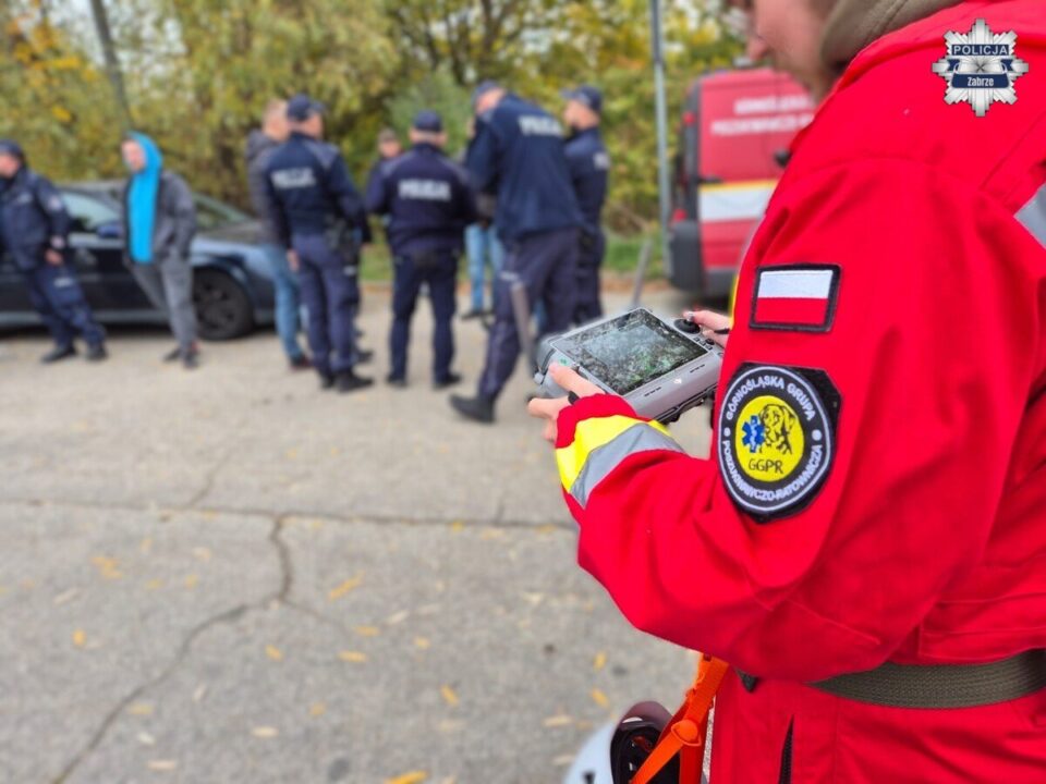 Kilkudziesięciu policjantów, drony, specjalistyczne psy tropiące i ratownicy ruszyli do akcji w między innymi w zabrzańskiej dzielnicy Zaborze Północ. Mundurowi nie ustają w intensywnych poszukiwaniach 75-letniej kobiety, która zaginęła bez śladu w minioną środę. Apelują też do mieszkańców Zabrza i sąsiednich miast o jakiekolwiek informacje na temat losu zaginionej.