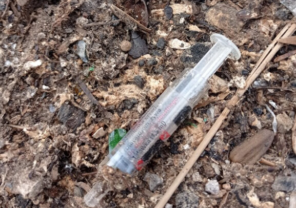 Wojewódzki Inspektorat Ochrony Środowiska podsumował wyniki kontroli interwencyjnej na składowisku odpadów komunalnych przy ul. Cmentarnej 19g, zarządzanym przez miejską spółkę MOSiR Sp. z o.o. Inspektorzy wykryli poważne naruszenia pozwoleń, nakładając mandaty i zapowiadając kary finansowe. Jednak w oficjalnych pismach służb brakuje kluczowej odpowiedzi na pytanie, które od miesięcy spędza sen z powiek Zabrzan: co stało się z odpadami medycznymi, które pod koniec czerwca na wysypisku odkryli lokalni dziennikarze? Mieszkańcy obawiają się, że zamiast utylizacji, niebezpieczne śmieci zostały po prostu zasypane nową warstwą ziemi.