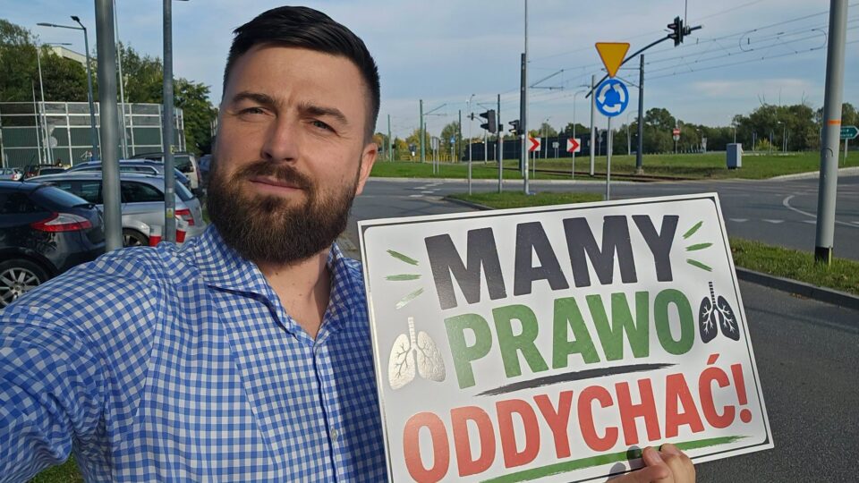 Problem uciążliwego odoru, który od lat nęka mieszkańców Zabrza, po raz kolejny stał się powodem zdecydowanej interwencji. Z inicjatywy radnego Sebastiana Dziębowskiego w mieście odbyło się spotkanie terenowe z przedstawicielami Wojewódzkiego Inspektoratu Ochrony Środowiska w Katowicach. Tym razem kontrolerzy na własne nosy przekonali się o skali problemu.