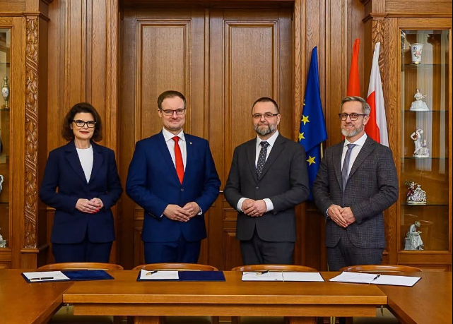 Trzęsienie ziemi na szczytach władzy w zabrzańskim Urzędzie Miejskim. Prezydent Zabrza Kamil Żbikowski poinformował w krótkim wpisie w mediach społecznościowych o zakończeniu współpracy z dotychczasowymi zastępcami – Ewą Weber oraz Jarosławem Suszką. Kulisy tych zmian wywołują jednak ogromne emocje i pytania o przyszłość zabrzańskiego samorządu.