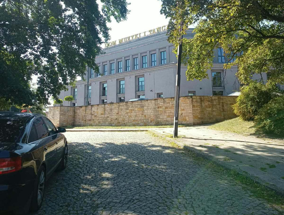 Przed nami wyjątkowo intensywny początek października w Zabrzu. W nadchodzących dniach miejskie instytucje kultury, teatry, muzea i ośrodki dzielnicowe przygotowały bogaty wachlarz atrakcji. W programie znalazły się m.in. wielkie koncerty gwiazd, premiery teatralne, spotkania autorskie, wystawy jubileuszowe oraz warsztaty lokalne. Sprawdź pełny harmonogram wydarzeń dzień po dniu i zaplanuj swój kulturalny tydzień w Zabrzu.