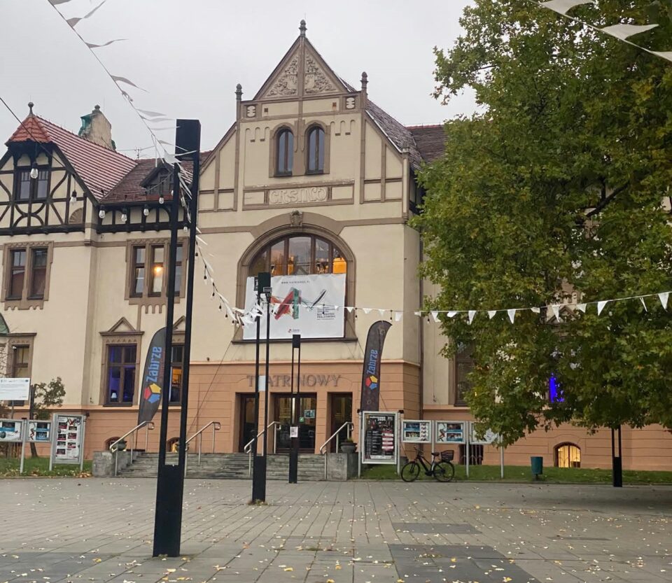 Nadchodzący tydzień w Zabrzu zapowiada się niezwykle intensywnie pod względem kulturalnym, rozrywkowym i sportowym. Mieszkańcy oraz goście odwiedzający nasze miasto znajdą w bogatej ofercie coś dla siebie – od spektkli teatralnych i seansów filmowych, przez wystawy jubileuszowe, aż po imprezy tematyczne z okazji nadchodzącego Halloween. Sprawdź szczegółowy harmonogram wydarzeń dzień po dniu!