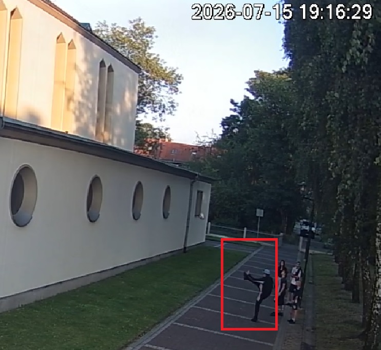 Kopnięcie piłki doprowadziło do poważnych zniszczeń w historycznym obiekcie sakralnym. Zabrzańska policja, za zgodą prokuratora, zdecydowała się na opublikowanie wizerunku mężczyzny podejrzewanego o uszkodzenie szyby ochronnej zabezpieczającej witraż w kościele pw. Świętej Teresy przy ulicy Świętej Teresy 2. Funkcjonariusze z „czwórki” proszą o pomoc w identyfikacji sprawcy.